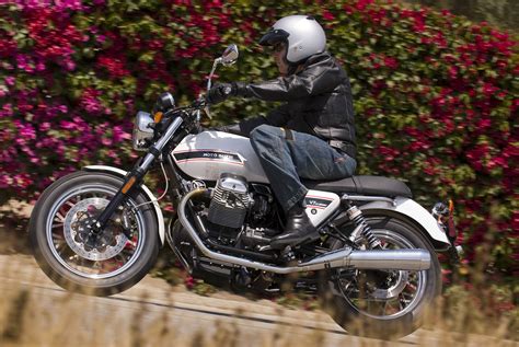 2010 Moto Guzzi V7 Classic Review [Urban and Backroads Fun]