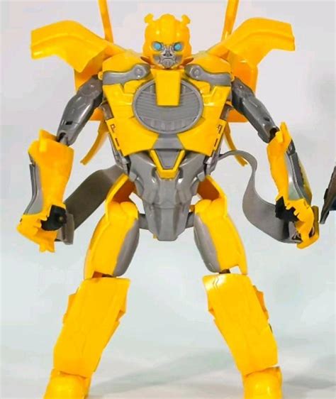 Transformers: Rise Of The Beasts 2-In-1 Mask Bumblebee Robot Mode In-Hand Image - Transformers ...