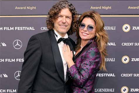 Shania Twain Says She Was Airlifted to Hospital with COVID, Pneumonia