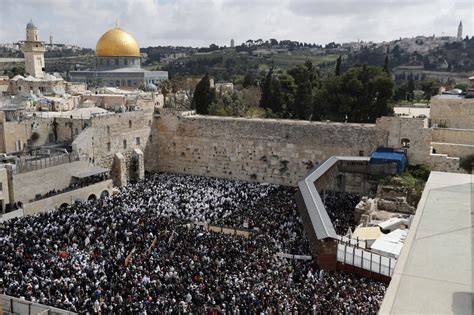 Tens of thousands gather at Western Wall for priestly blessing | The ...