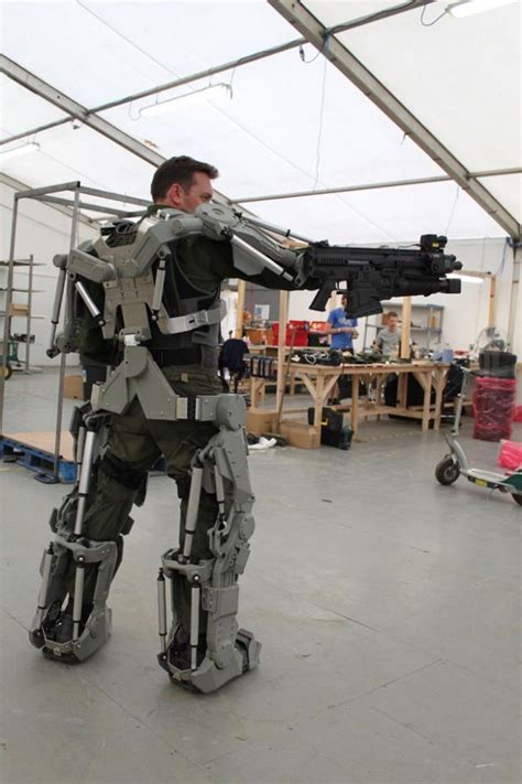 tumblr_nc2p56X4Fk1sxm4gzo1_1280.jpg (666×1000) | Powered exoskeleton, Exosuit, Mech