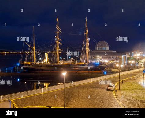 rrs discovery point dundee museum visitor centre dusk Stock Photo - Alamy