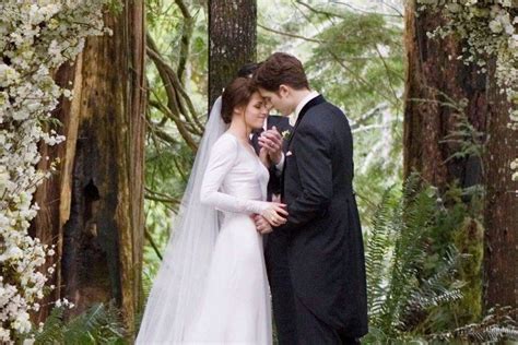 Bella Wedding Dress Bella Swan Twilight Breaking Down The Stunning Gown ...