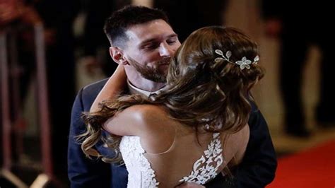 Messi's Bride's Wedding Gown Was Royal As A Crown - Boldsky.com