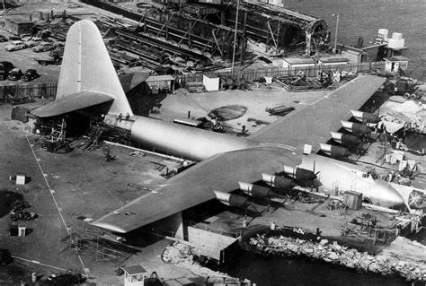 daily timewaster: Howard Hughes' Spruce Goose - She's a big 'un!