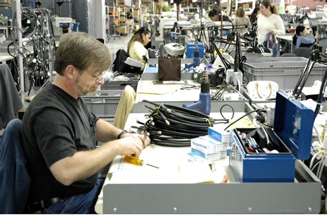 4 Reasons To Use A Contract Electronics Manufacturer