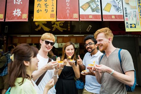 東京：築地場外市場の食べ歩きツアー | GetYourGuide