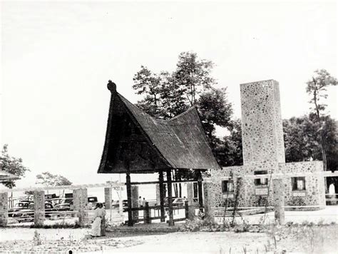 OD-19804-Tomb of Sisingamangaraja XII (Soposurung_Pagar Batu) [KITLV ...