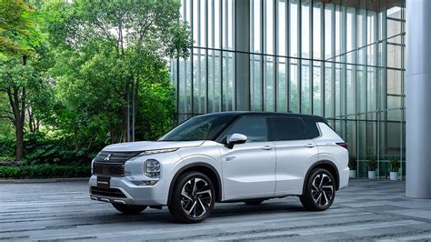 2022 Mitsubishi Outlander PHEV brings the battery goods with 54-mile ...