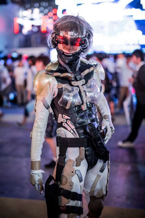 Super Rad METAL GEAR SOLID Raiden Cosplay with Motorized Helmet ...