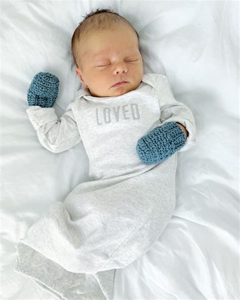 Crochet Newborn Mittens - Daisy Farm Crafts