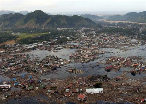 Archivo:US Navy 050102-N-9593M-040 A village near the coast of Sumatra lays in ruin after the ...