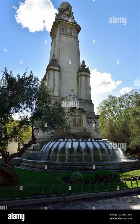 Fountain on plaza de espana hi-res stock photography and images - Alamy