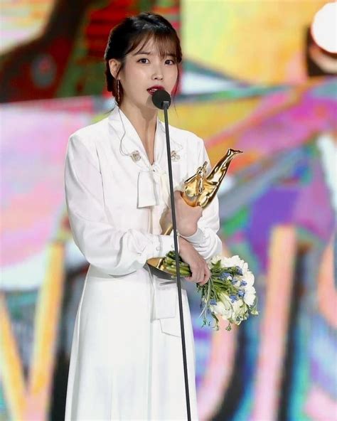 IU receiving awards : r/aiyu