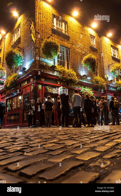 Temple Bar pub at night, Dublin, Ireland Stock Photo - Alamy