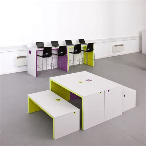 Multifunctional, flexible step and bench seating for breakout spaces | Educativo, Arquitetura