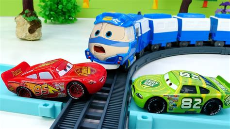 Coches infantiles en la pista de carreras. Juguete Rayo McQueen en ...