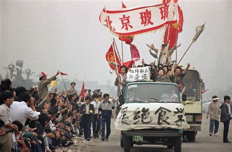 40 Amazing Photos From the 1989 Tiananmen Square Protests ~ Vintage ...