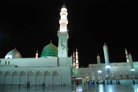 masjid Al Nabwi in Night 5 Wallpapers ~ DeeniAurat