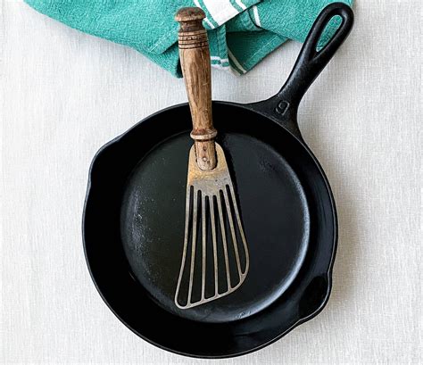 How to season your pans for optimal cooking and longevity - KitchenFold