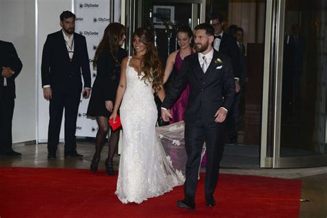 Antonella Roccuzzo and Lionel Messi at their wedding -03 | GotCeleb