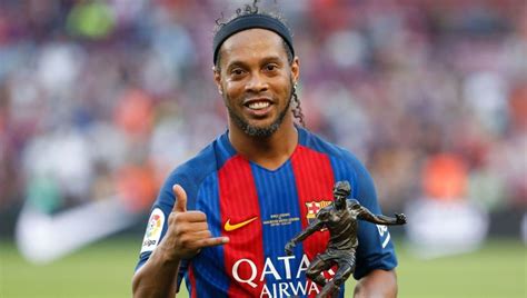 Barcelona Pay Tribute to Ronaldinho as Club Legend Announces His Retirement From the Game ...