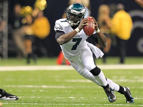 Michael Vick Takes Less to Stay With Eagles - The New York Times