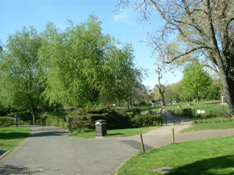 Hammersmith Park, W12 © Phillip Perry :: Geograph Britain and Ireland