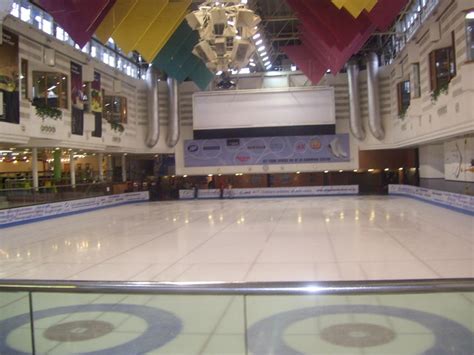 East Kilbride Ice Rink © Ross Watson cc-by-sa/2.0 :: Geograph Britain and Ireland