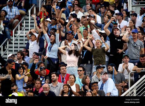 Tennis fan fotografías e imágenes de alta resolución - Alamy