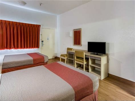 Weekly Hotel OYO Hotel Humble - IAH Rooms & Suites accommodations ...