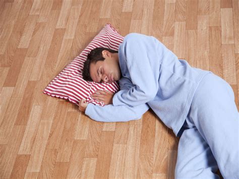 Is Sleeping On Floor Healthy? - Boldsky.com