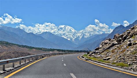 The Karakoram Highway Pakistan | www.destinationpakistanguide.com