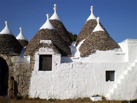 Le trullo (pluriel : trulli) est une construction rurale typique de la ...