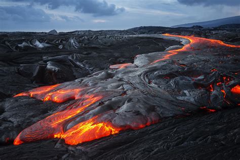 Surface lava flow at Hawaii Volcanoes National Park, Hawaii [OC][2048x1367]The rapidly cooling ...