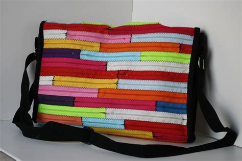 Elle C Sews: The Zipper Messenger bag