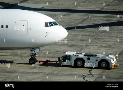 Boeing 777 Cockpit High Resolution Stock Photography and Images - Alamy