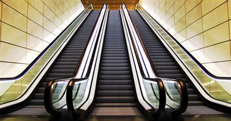 BLONDE ON ESCALATOR – Sick Chirpse