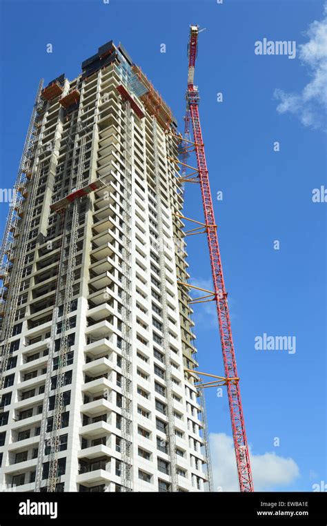 High Rise Building On Construction Site - HooDoo Wallpaper