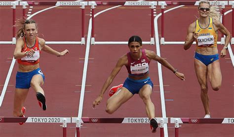 Sydney McLaughlin wins 400m hurdles showdown in world record - AW