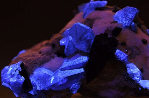 Benitoide: Uma pedra rara composta por titânio e bário e fluorescente na presença de luz ultra ...