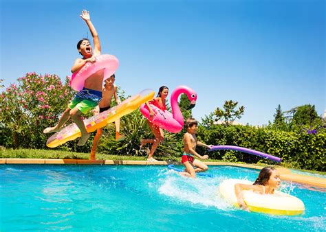 17 juegos de piscina muy populares entre los niños para que se lo pasen ...