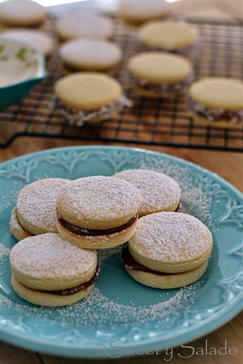 Sweet y Salado: Alfajores (Dulce de Leche Cookie Sandwiches)