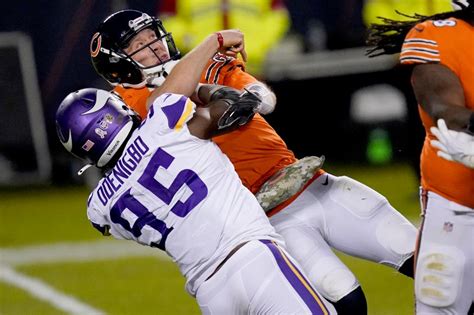 Nick Foles suffers awkward injury in Bears’ loss to Vikings