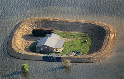 Levees at work against Mississippi flood