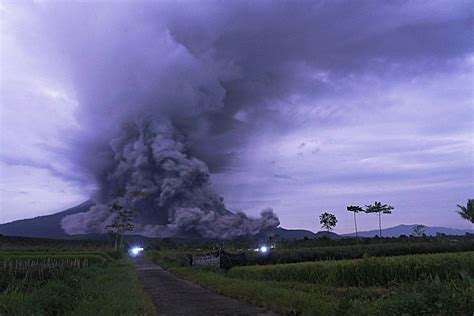 Mount Semeru spews clouds of gas, ash - National - The Jakarta Post