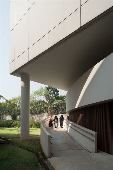 Binus School Bekasi / andramatin | ArchDaily