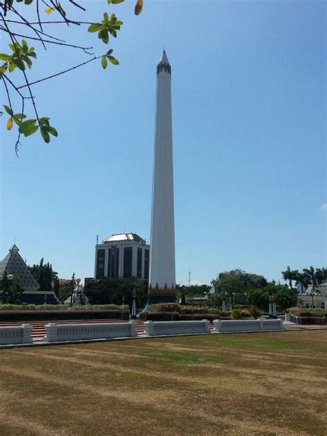 Tugu Pahlawan Surabaya Indonesia, The Symbol of Heroism of Indonesian | Gambar