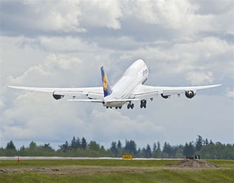 Lufthansa Boeing 747-8 Takeoff Aircraft Wallpaper 2928 - AERONEF.NET