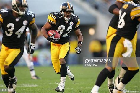 Flanker Antwaan Randle El of the Pittsburgh Steelers carries the ball ...